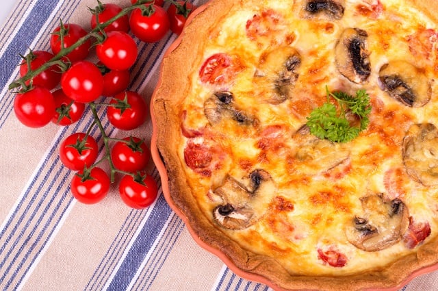 Savoury quiche with tomatoes