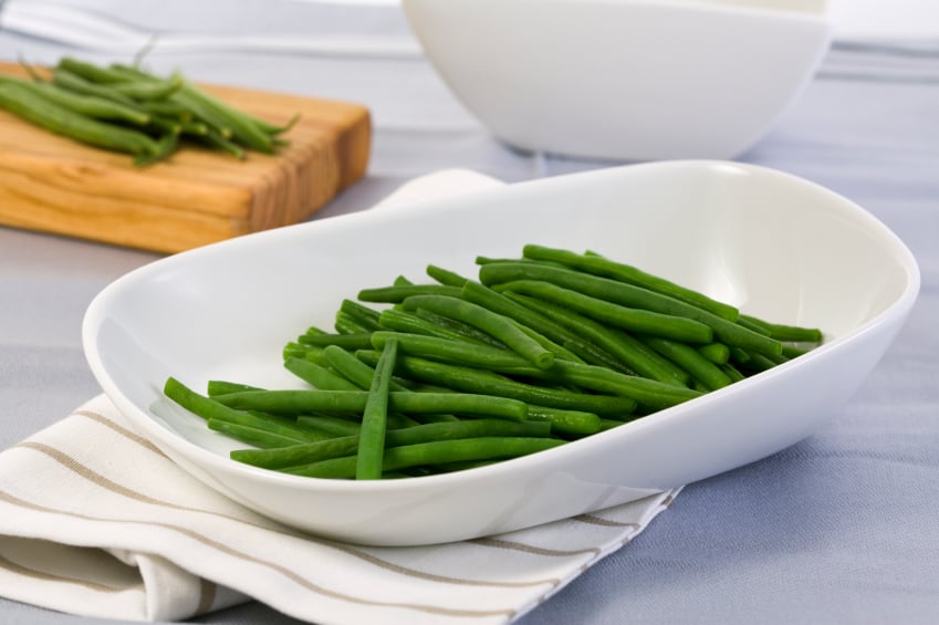 green beans in white bowl