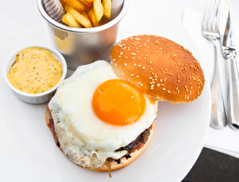 Hamburger, fried egg