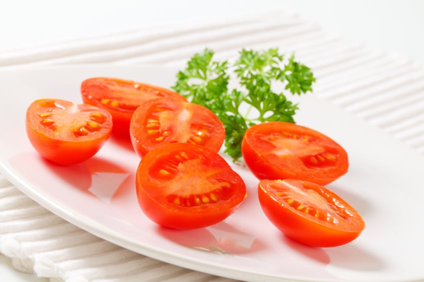 Plum tomatoes, halved