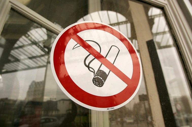 A no smoking sign