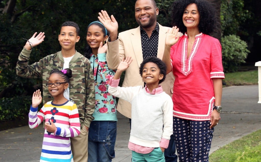Anthony Anderson, Tracee Ellis Ross, and four kids wave in a scene from Black-ish