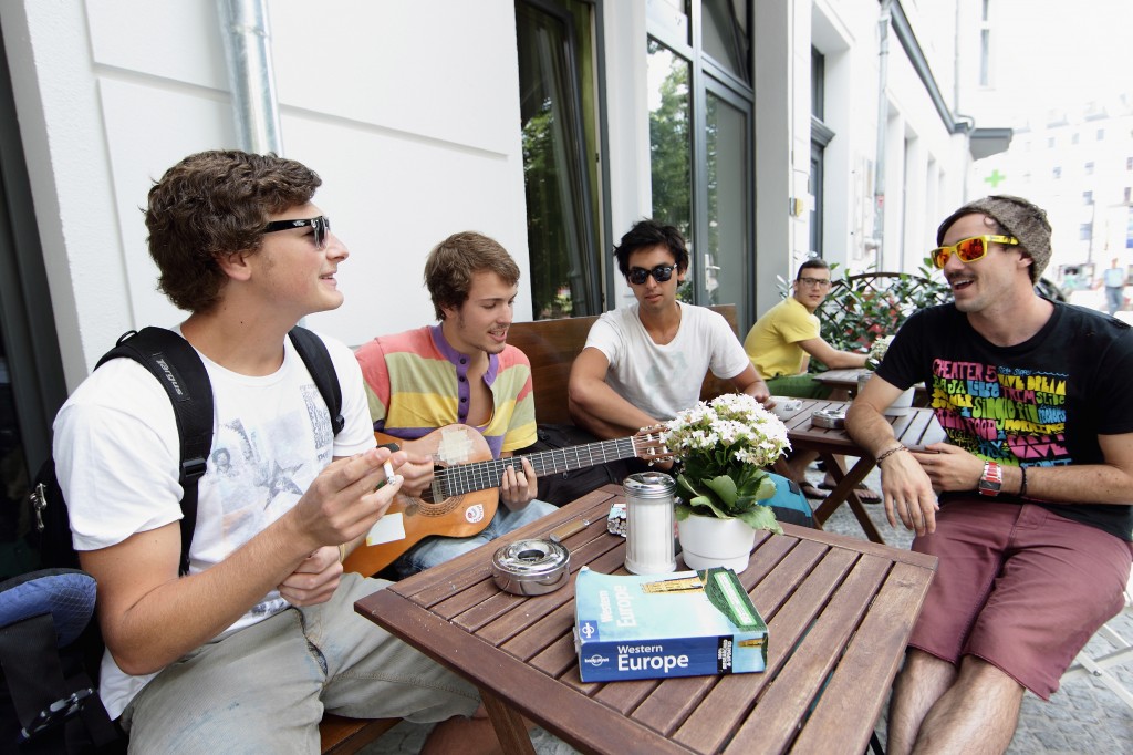 Backpackers outsider a hostel in Berlin
