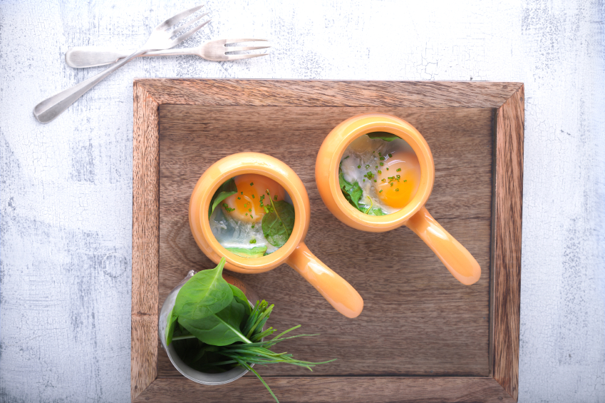 baked eggs in two mugs