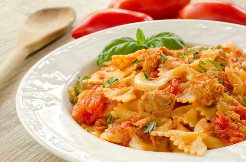 farfalle, pasta with tomatoes and tuna