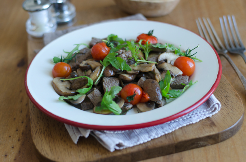 arugula salad with steak, tomatoes, and mushrooms