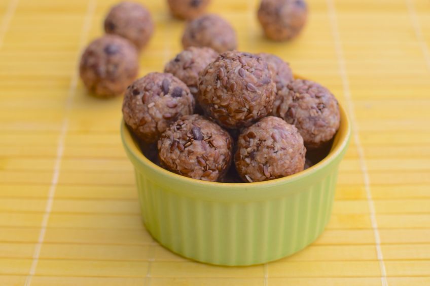 peanut butter and chocolate chip no-bake energy balls