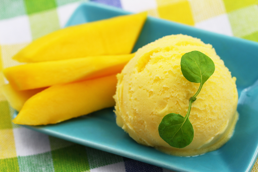 Mango sorbet with mango slices