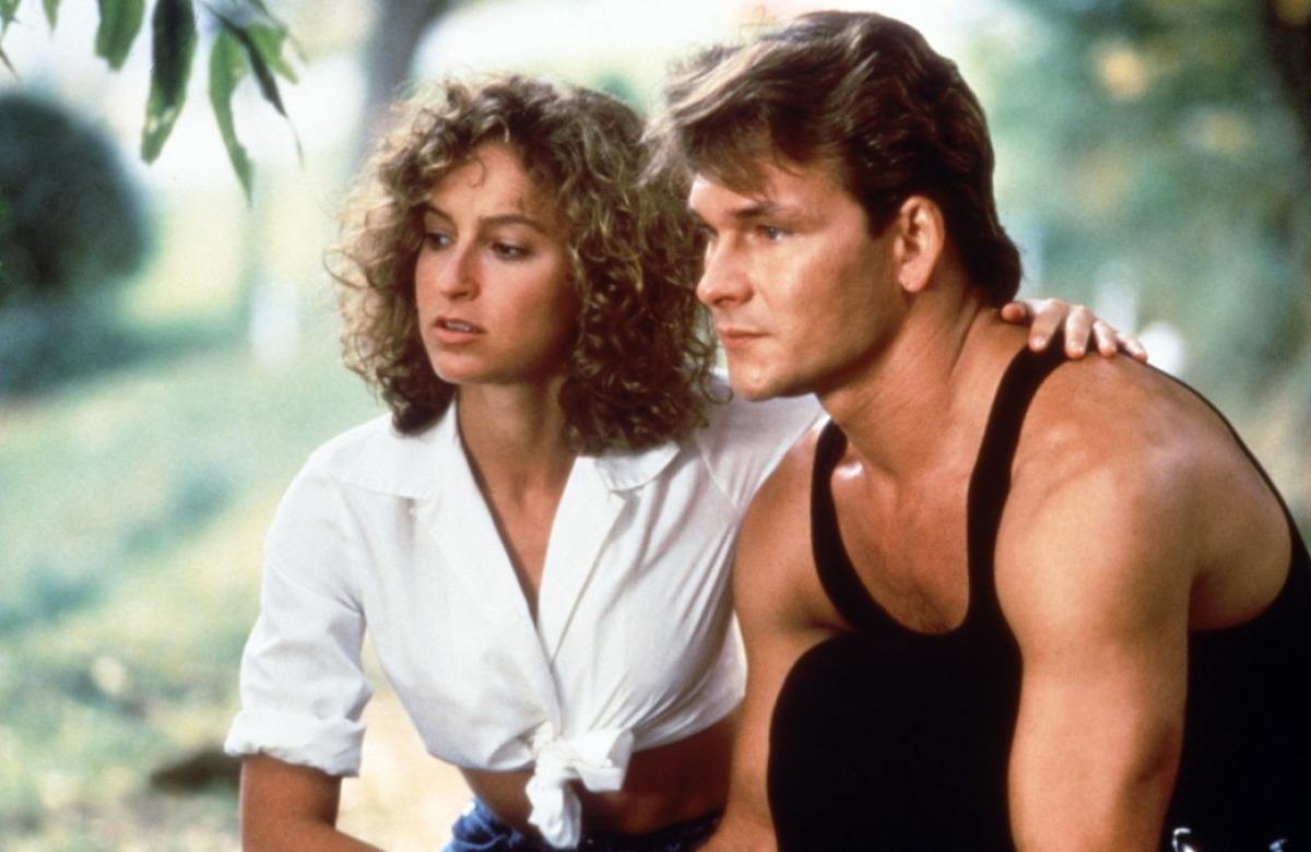 Patrick Swayze and Jennifer Gray sitting together in dirty dancing