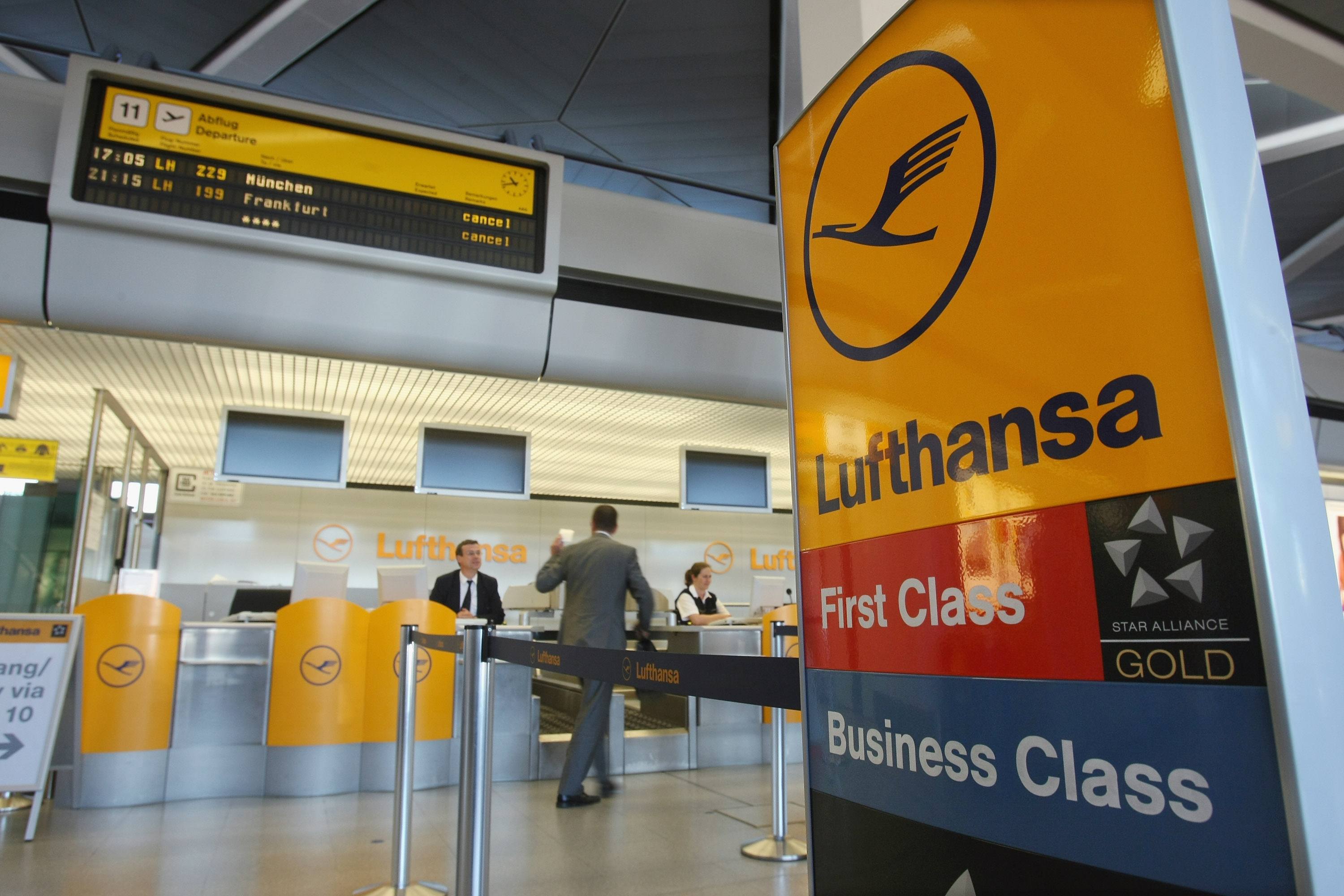 Lufthansa check out And in case you haven't flown Lufthansa Business Class lately, I thought you might be curious, too. 1 / Time to check out the swag. Business Insider. 4 / A plastic-wrapped blanket.