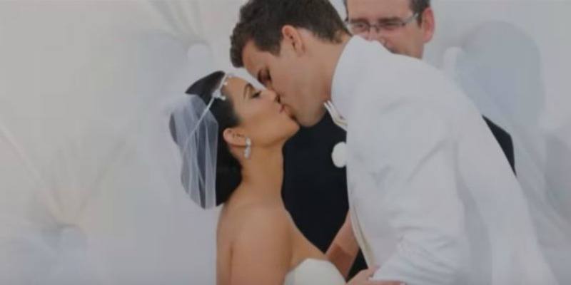 Kris Humphries is kissing Kim Kardashian at their wedding in Keeping Up With the Kardashians.