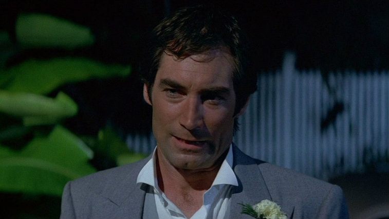 Timothy Dalton wears a suit in Licence to Kill