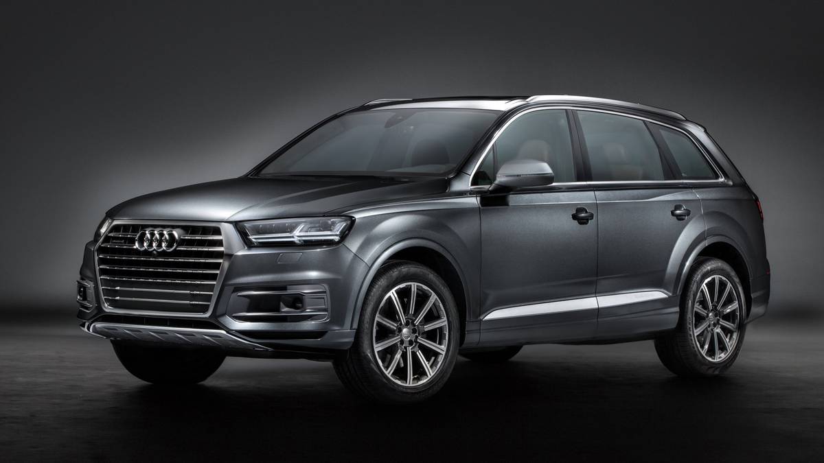 Gray 2017 Audi Q7 on display.
