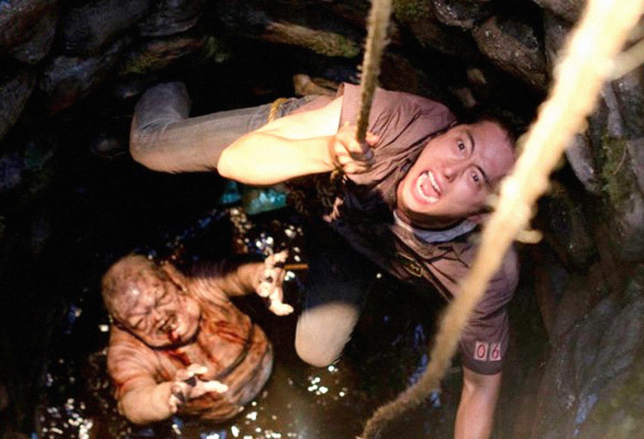Glenn tries to get away from the walker in the well in 'The Walking Dead'