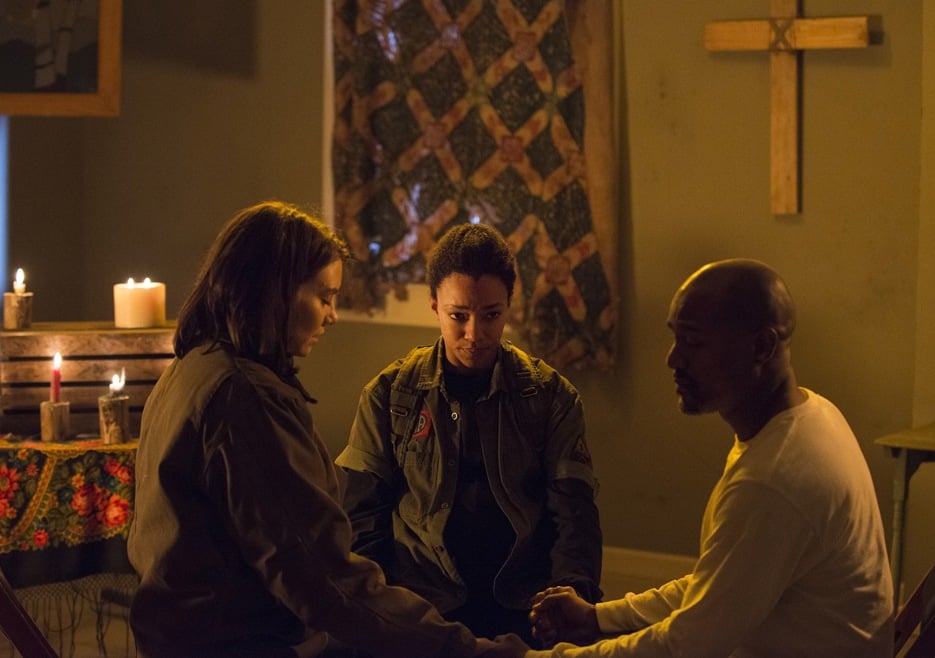 Maggie, Sasha and Gabriel sit in a circle and pray together in a scene from 'The Walking Dead' episode "Conquer"