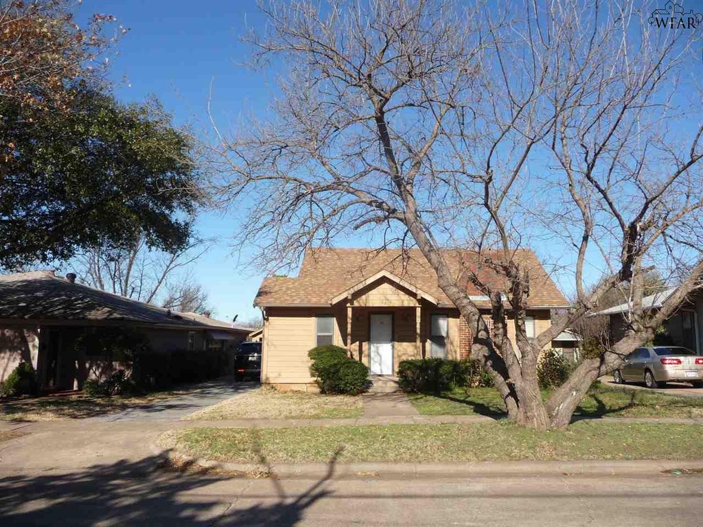 house with front yard