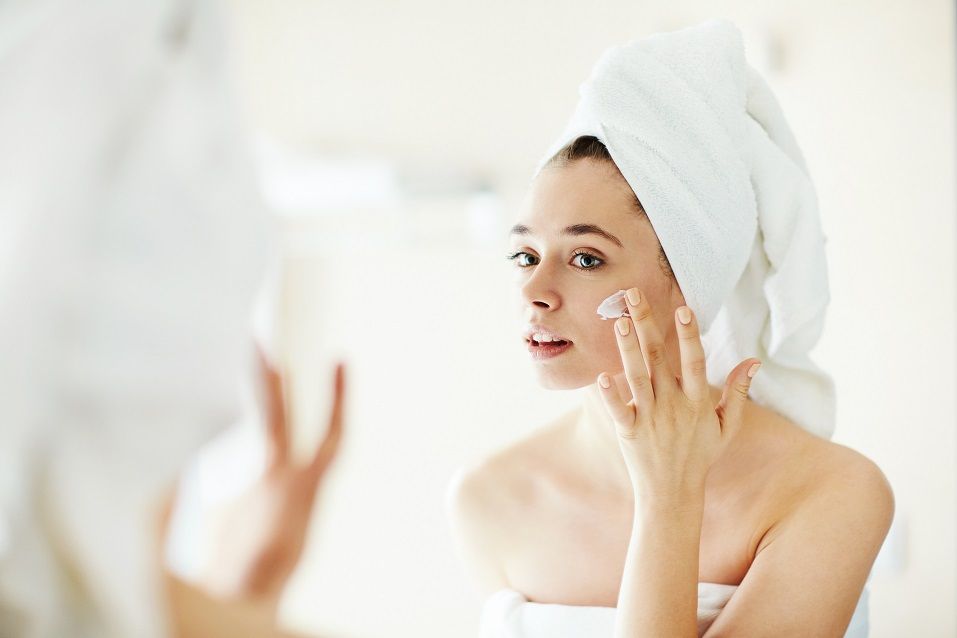 girl applying moisturizing cream