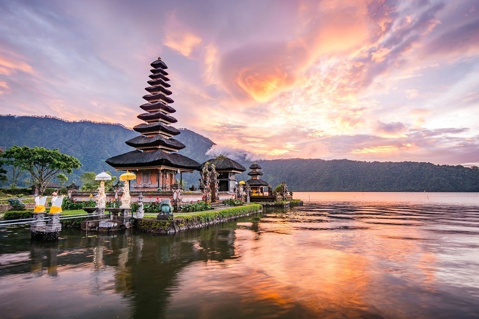 Hindu temple on Bratan lake landscape