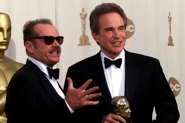 Jack Nicholson(L) and Warren Beatty(R) pose together at the Academy Awards ceremony 26 March 2000 after Beatty received the Irving Thalberg Memorial Award at the Shrine Auditorium in Los Angeles. (ELECTRONIC IMAGE) AFP PHOTO /SCOTT NELSON (Photo credit should read Scott Nelson/AFP/Getty Images)