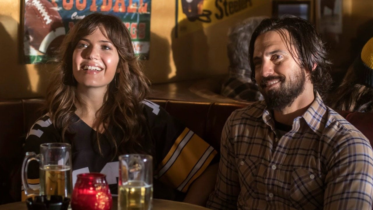 Mandy Moore and Milo Ventimiglia as Rebecca and Jack Pearson sit next to each other in a booth on NBC's This is Us