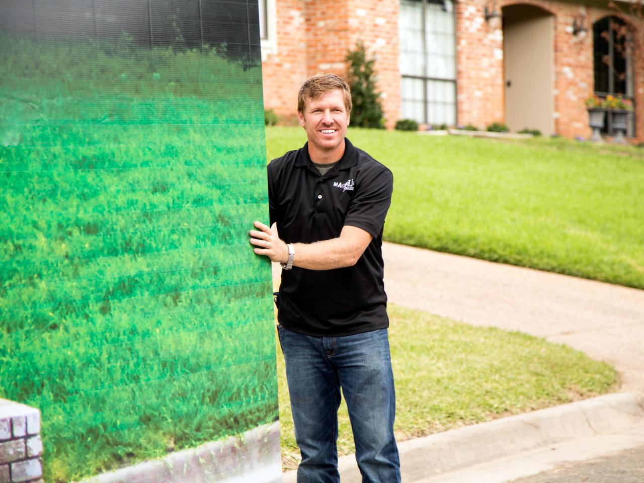 Chip Gaines holds a canvas in Fixer Upper 