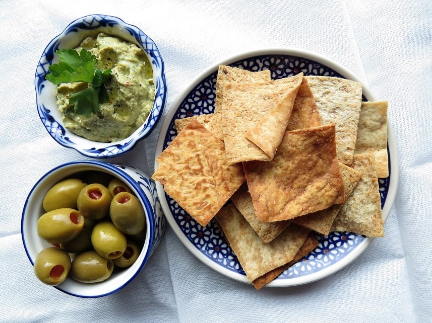 hummus with green olives and pita chips