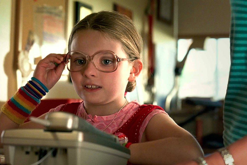 Abigail Breslin stands by the phone and touches her glasses in Little Miss Sunshine