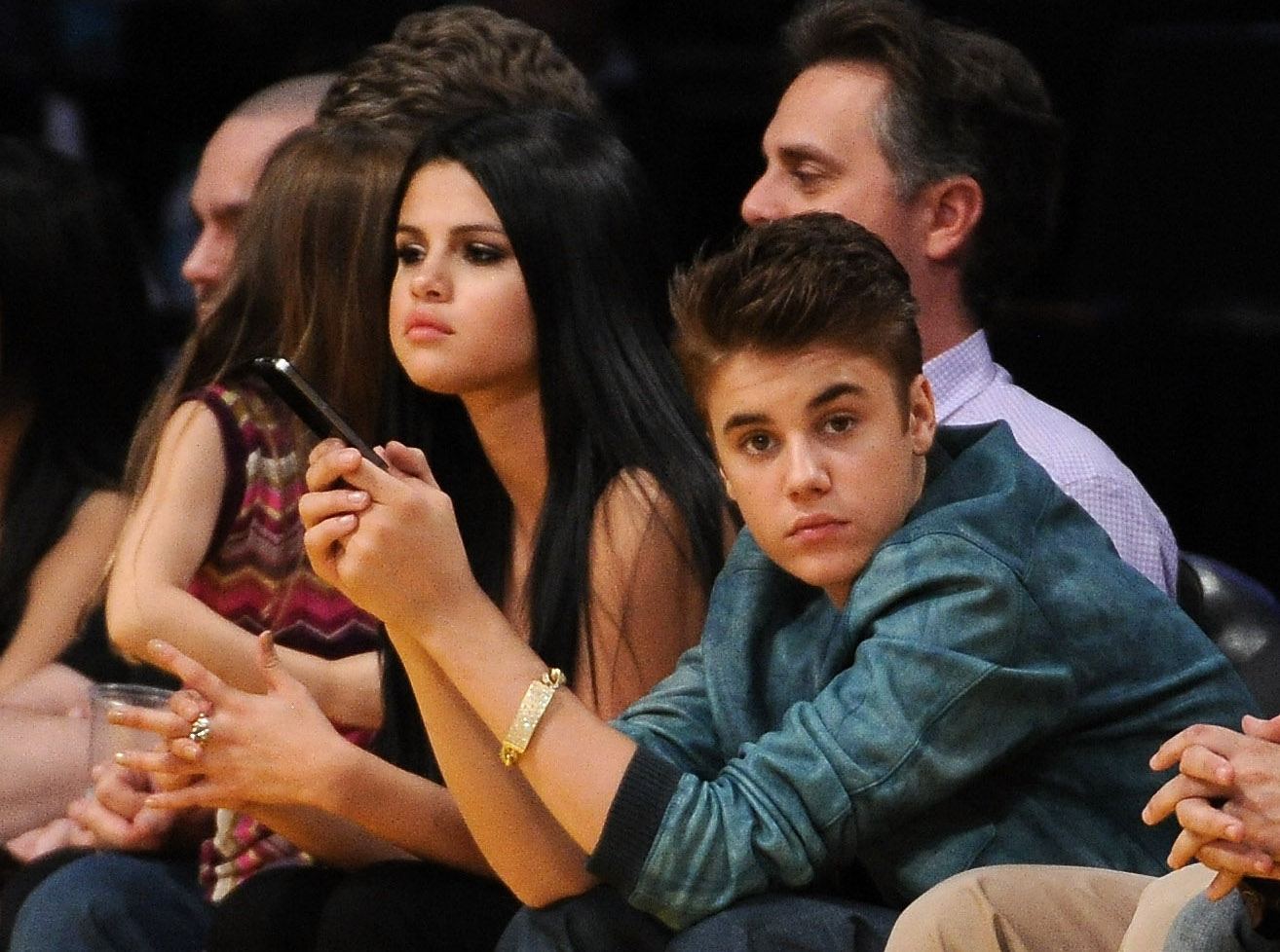 Justin Beiber and Selena Gomez watch the San Antonio Spurs and the Los Angeles Lakers game at Staples Center on April 17, 2012 in LA.