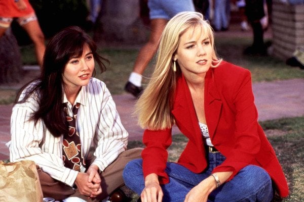 Shannen Doherty sits next to Jennie Garth on a lawn in Beverly Hills, 90210