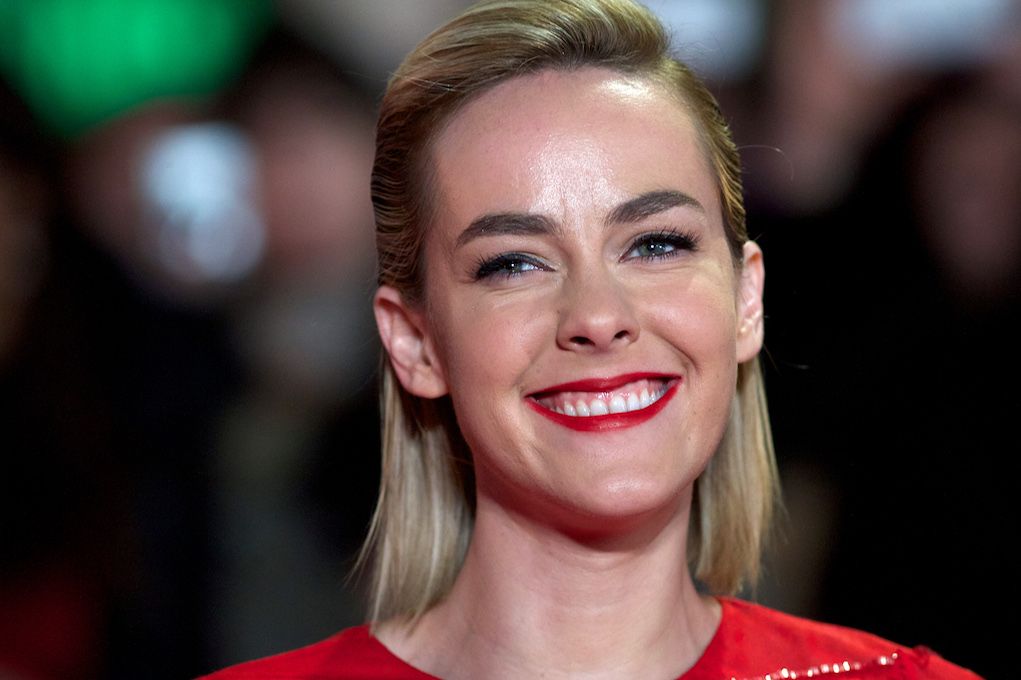Jena Malone smiles on the red carpet for the premiere of 'The Hunger Games - Catching Fire.'