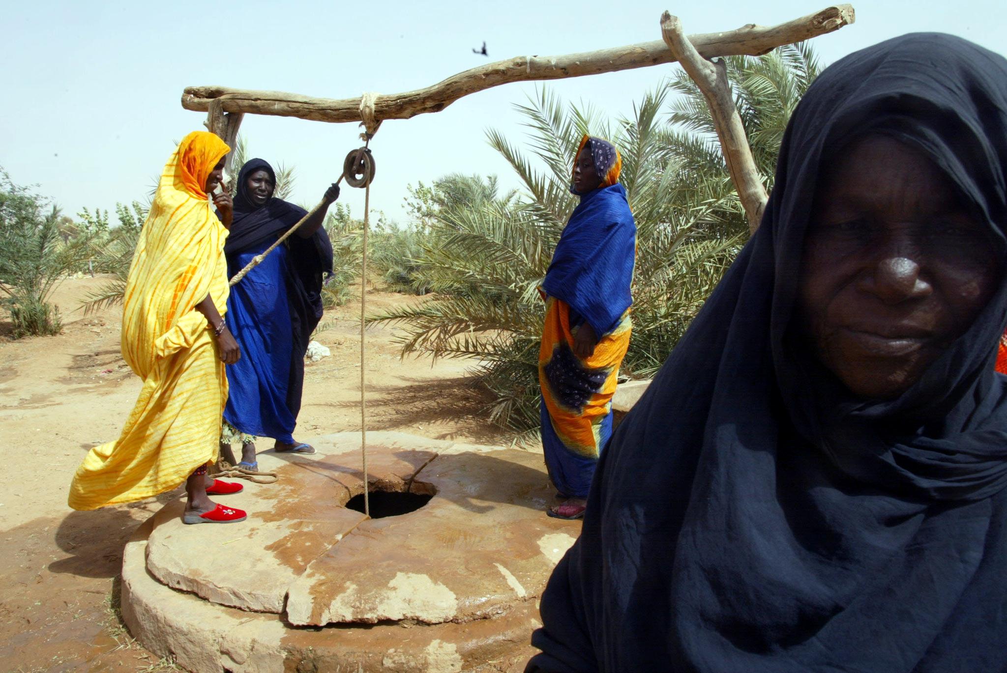 Mauritanian women fetch water