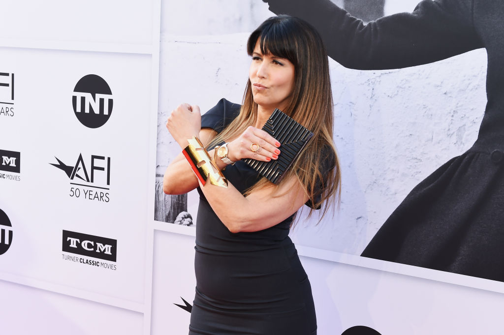 Patty Jenkins makes the Wonder Woman X with her arms on the red carpet