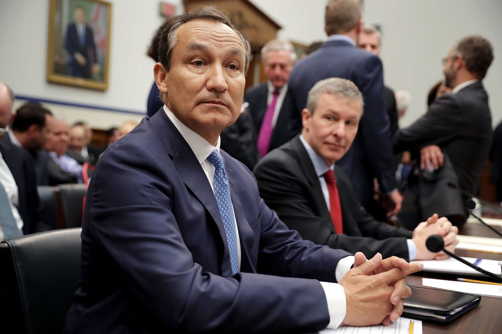 United Airlines CEO Oscar Munoz (C) and United Airlines President Scott Kirby