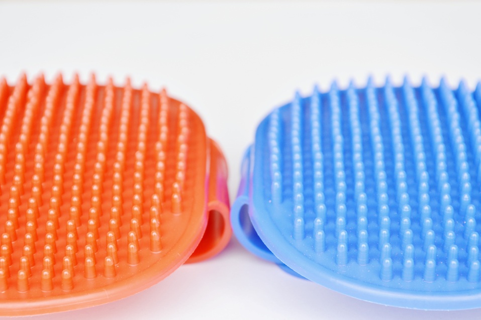 blue and red rubber dog bath brush