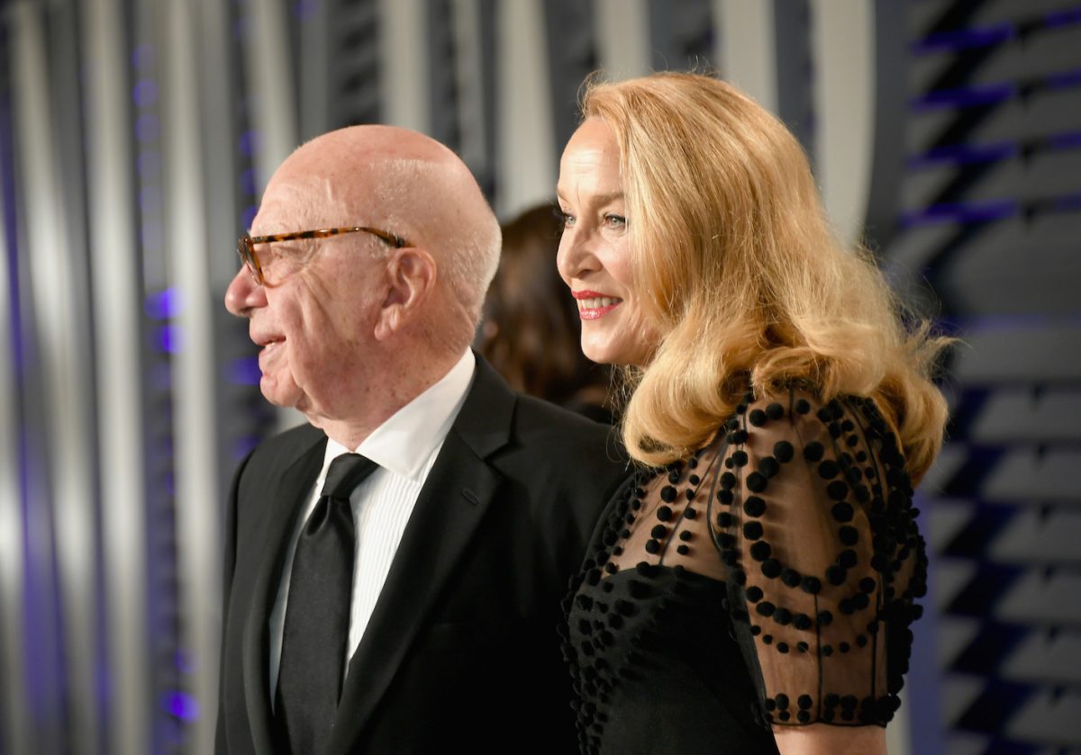 Rupert Murdoch und Jerry Hall verkleideten sich und lächelten gemeinsam bei einer Veranstaltung