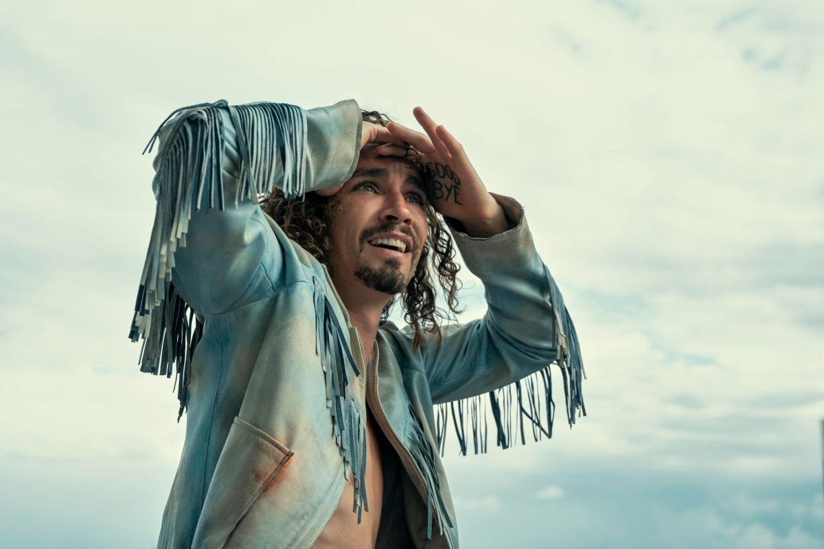 Robert Sheehan als Klaus Hargreeves trägt eine blaue Fransenjacke. Sheehan könnte für Staffel 4 von „The Umbrella Academy“ zurückkehren