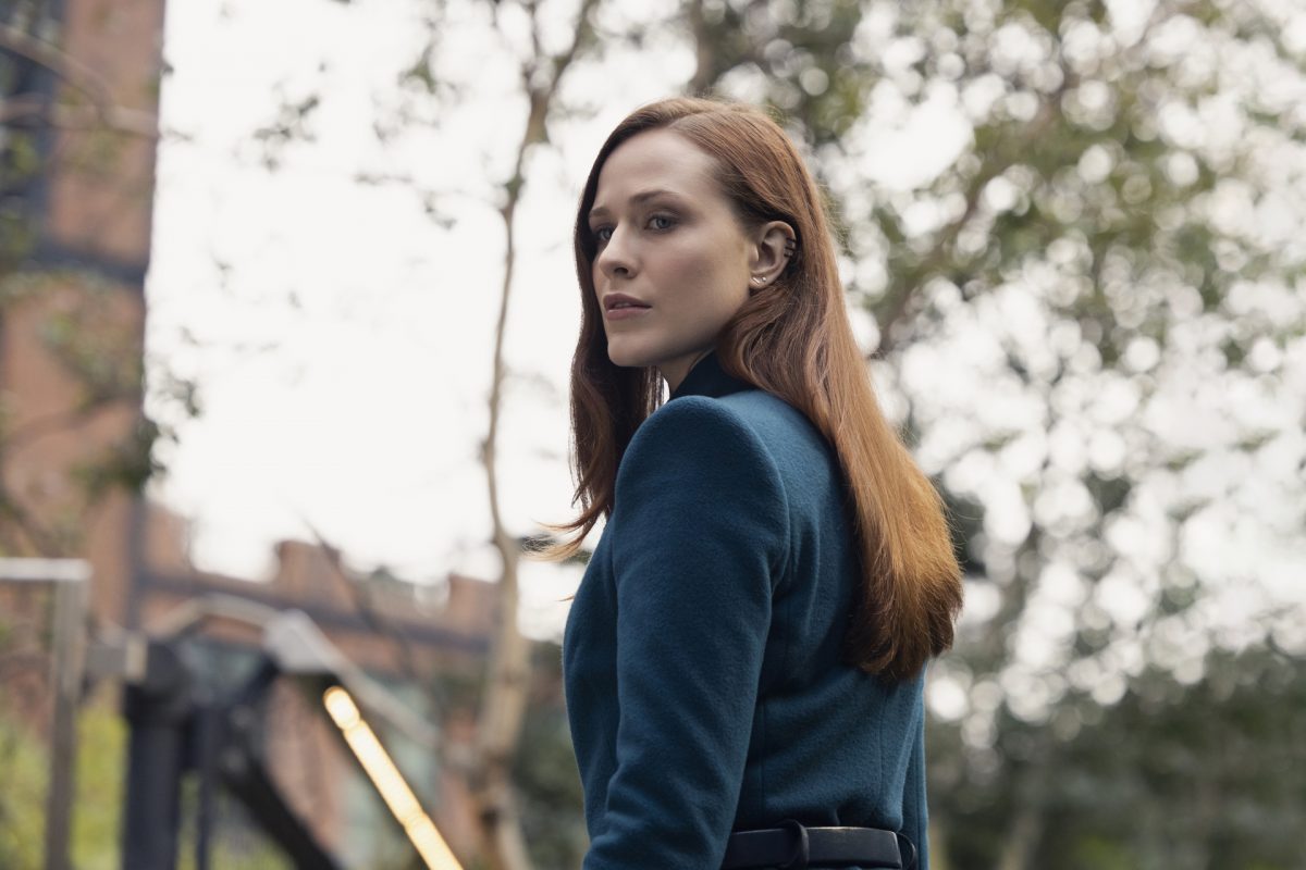 Evan Rachel Wood in „Westworld“ Staffel 4, die sich ihrem Veröffentlichungsdatum nähert. Sie trägt einen grünen Anzug, ihr Haar ist rot und sie schaut über ihre Schulter.