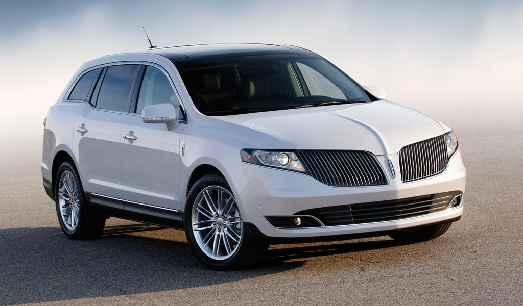 2014 Lincoln MKT Hero Shot