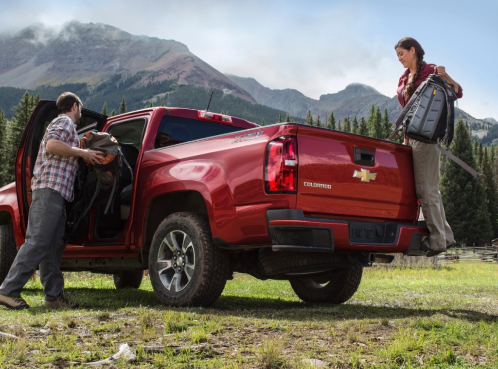 2015-Chevrolet-ColoradoZ71-017-medium