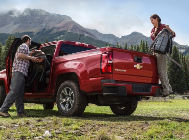 2015-Chevrolet-ColoradoZ71-017-medium
