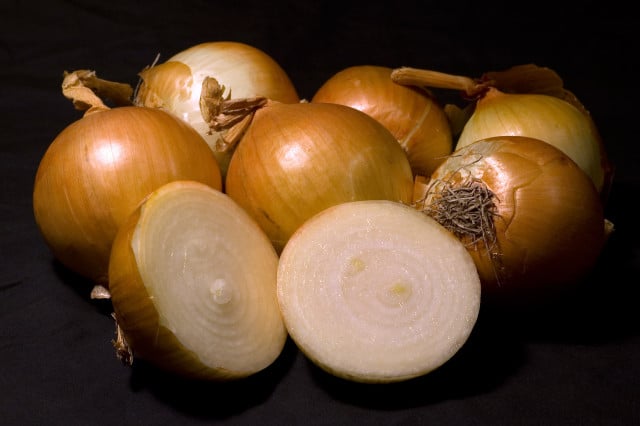Source: http://en.wikipedia.org/wiki/Wikipedia:Picture_peer_review/Yellow_onions