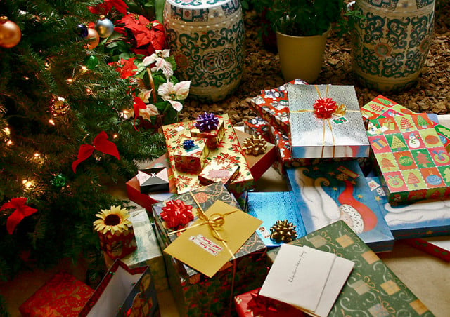 Source: http://commons.wikimedia.org/wiki/File:Gifts_xmas.jpg