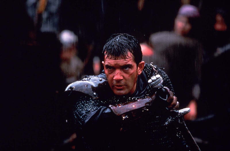 Antonio Banderas about to draw his sword in battle in The 13th Warrior