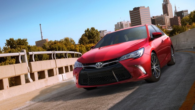 2015_Toyota_Camry_XSE_02