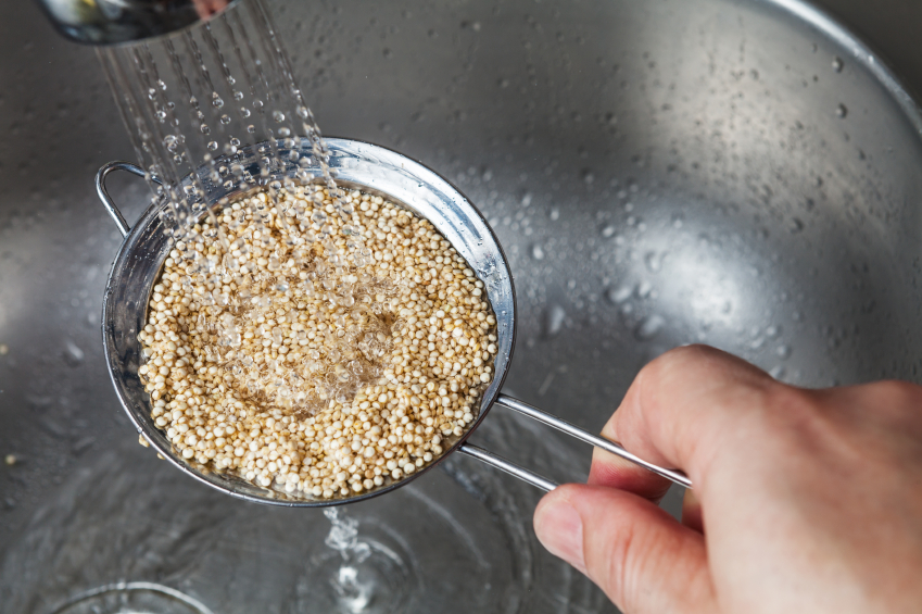 rinsing quinoa