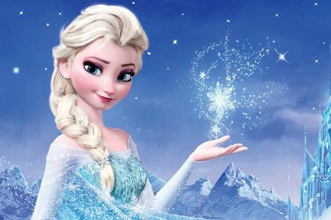 Elsa conjure a snowflake with her hand in Frozen Elsa conjure a snowflake with her hand in Frozen