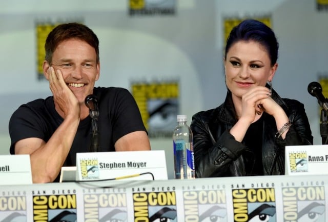 Anna Paquin and Stephen Moyer are sitting next to each other on a panel. Anna Paquin and Stephen Moyer are sitting next to each other on a panel.