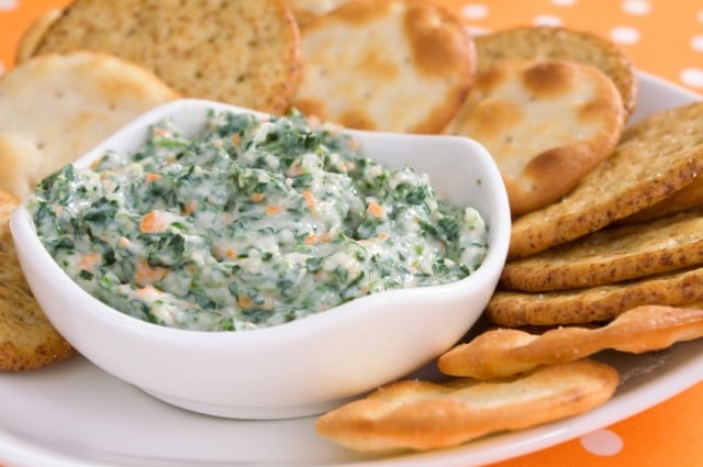 spinach dip with crackers for dipping