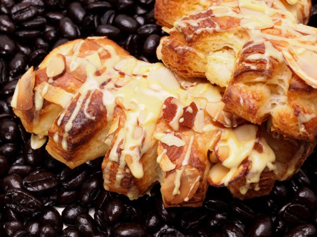 almond bear claws