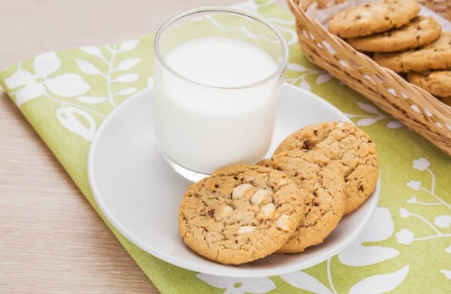 White chocolate chip cookie, milk